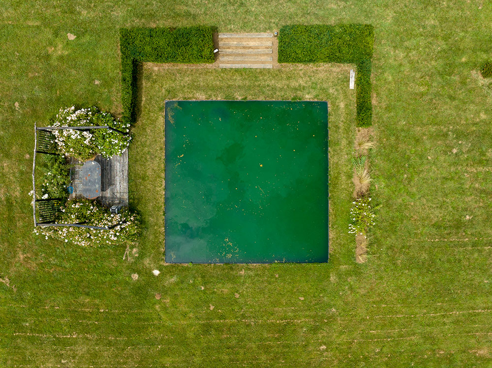 Miroir d'eau et pergola vus du ciel