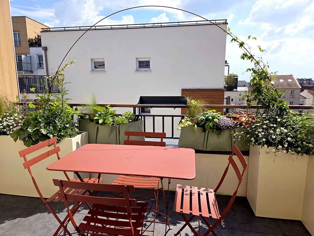 Erell et Rozanne Mini terrasse bacs, plantes et Ollas