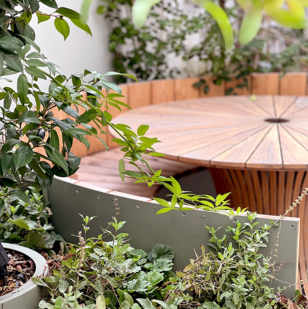 Arabesques - terrasse végétalisée avec bancs alu sur mesure