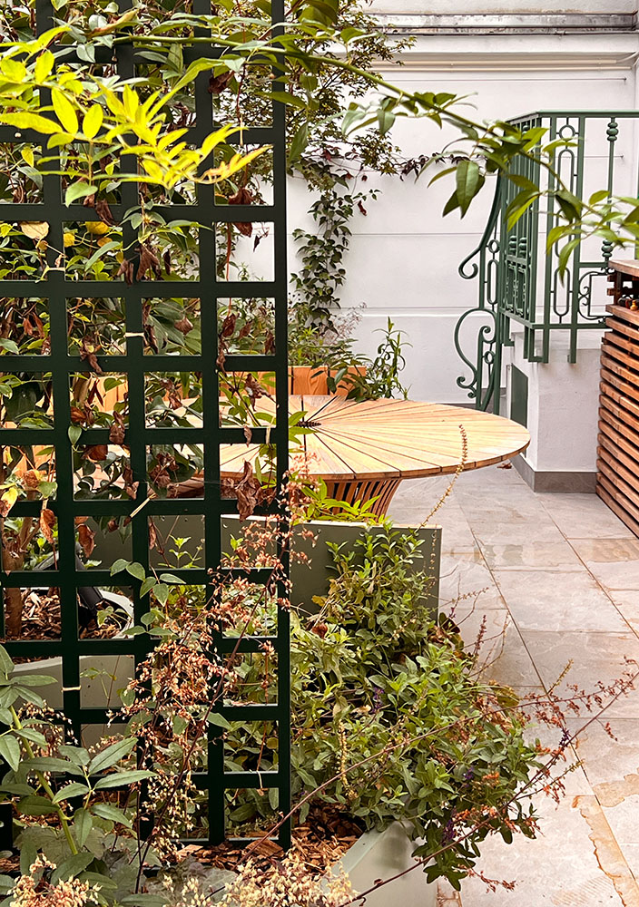 Arabesques - terrasse végétalisée avec bancs alu sur mesure