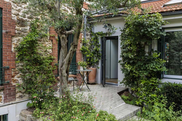 Jardin de ville verdoyant et sols variés