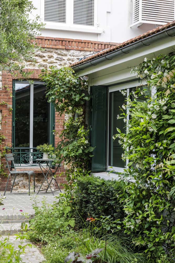 Jardin de ville verdoyant et sols variés