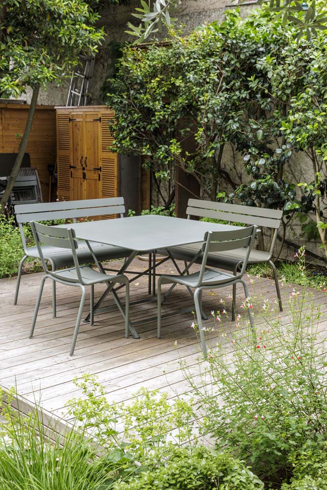 Jardin de ville verdoyant et sols variés