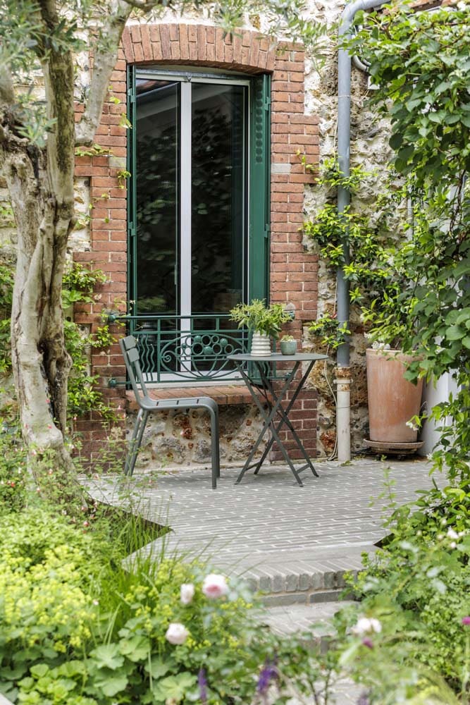 Jardin de ville verdoyant et sols variés