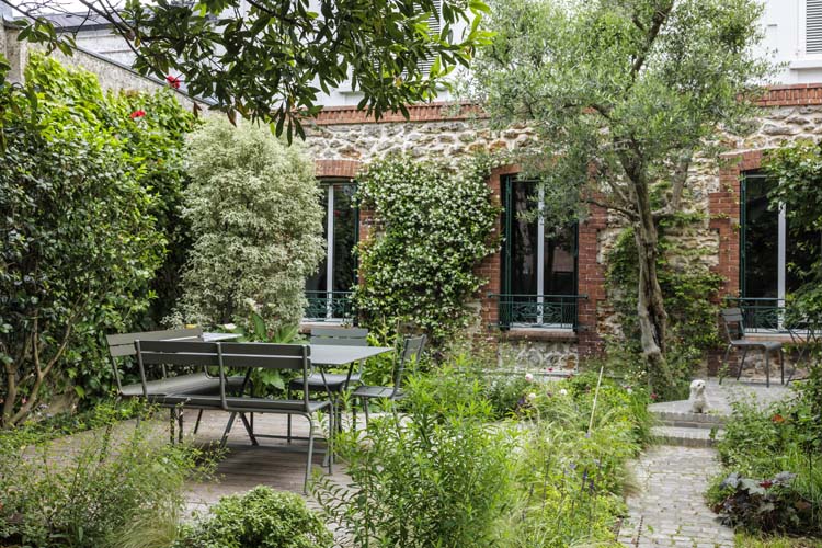 Jardin de ville verdoyant et sols variés